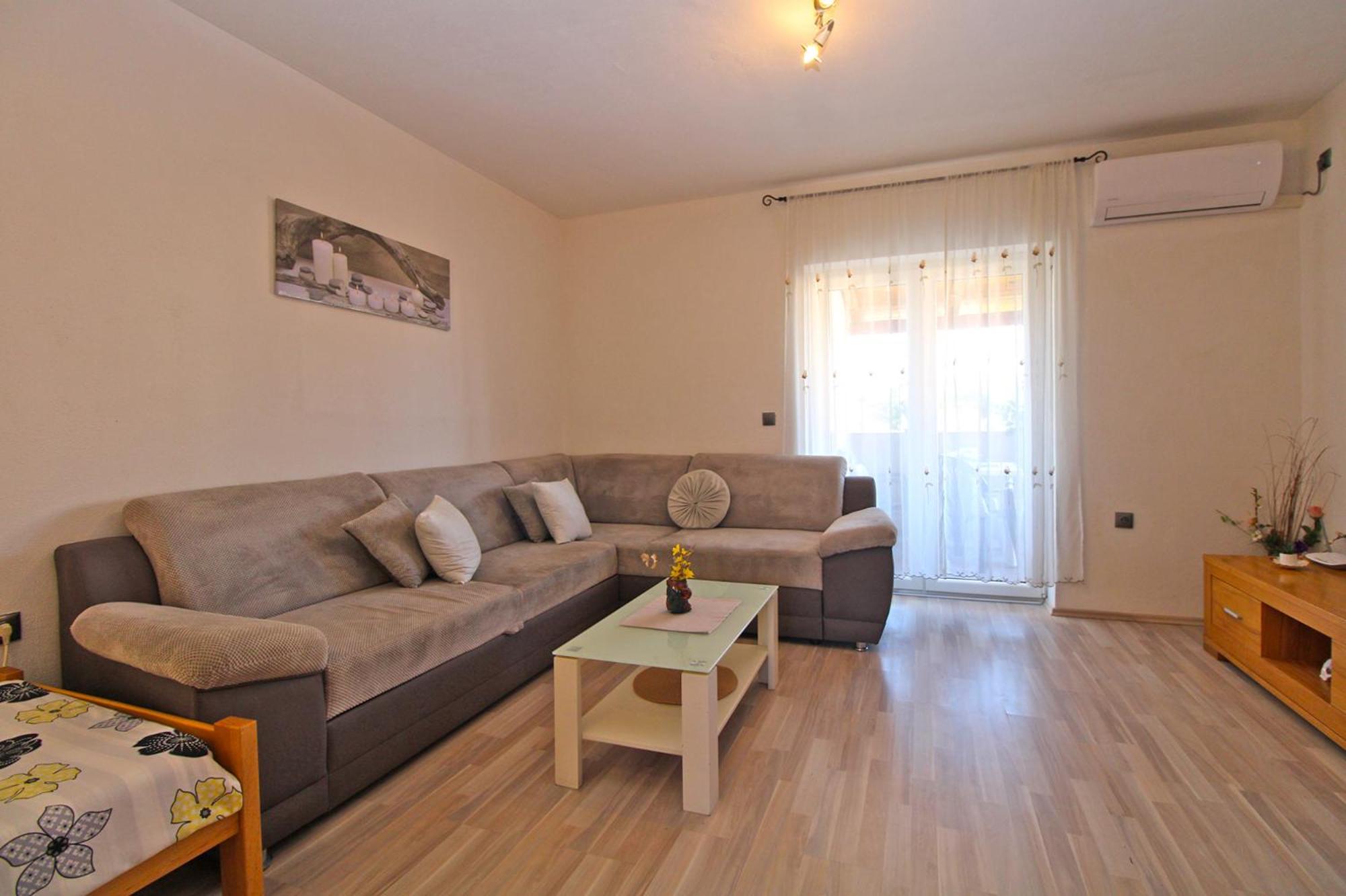 Apartment Josip 1649 *