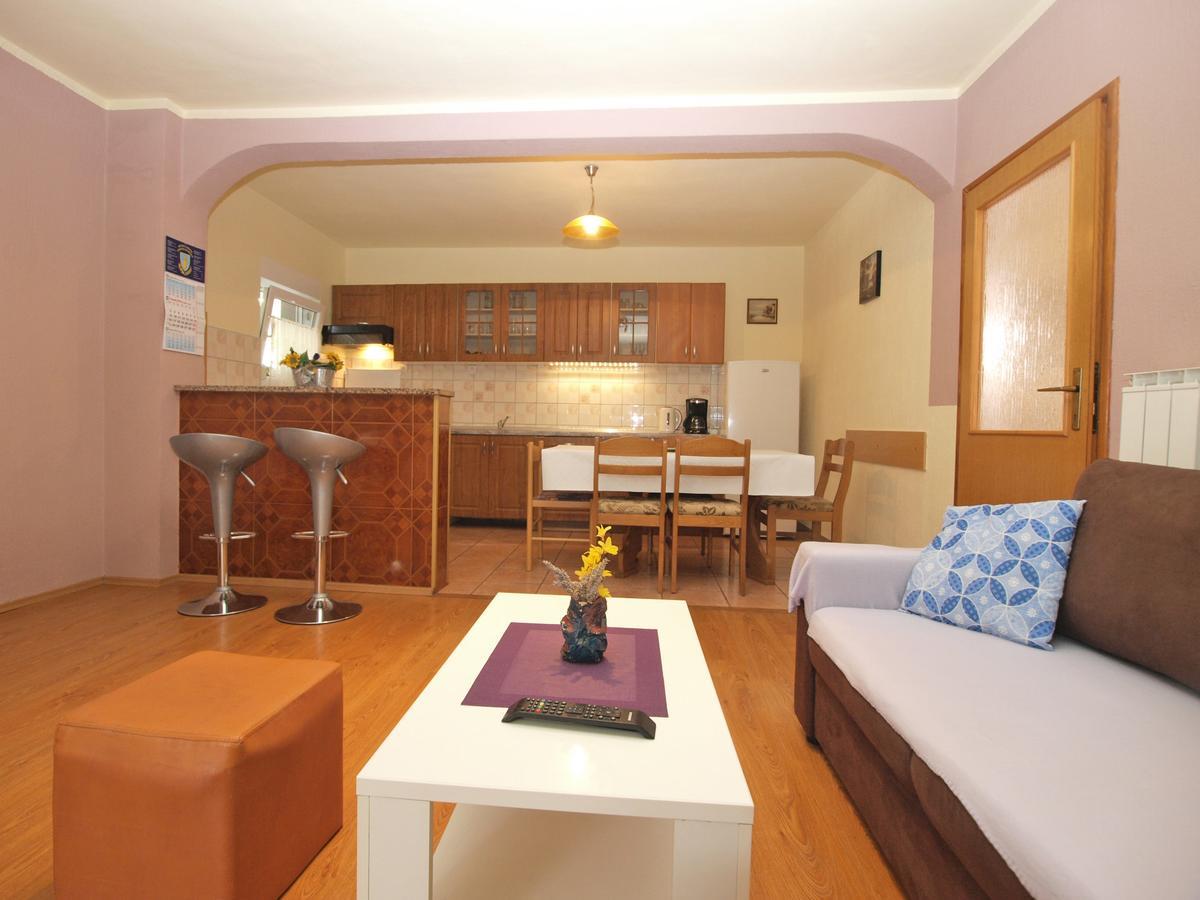 Josip 1649 Apartment *